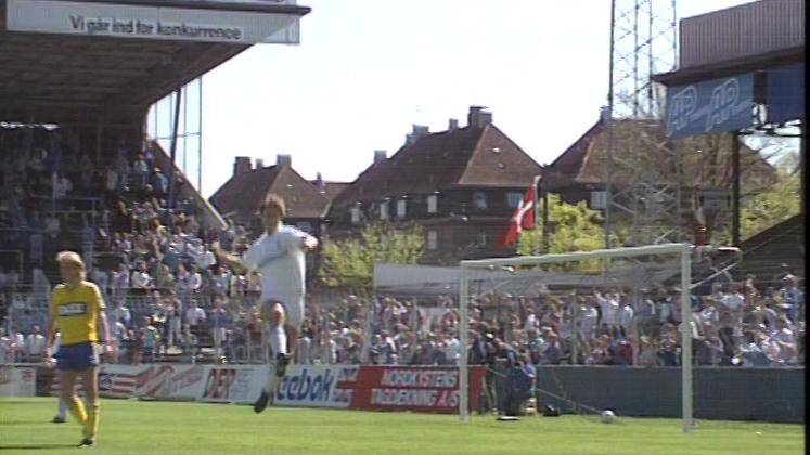 Brian Laudrup fejrer et mål for Brøndby i pokalfinalen 1989 imod Ikast.