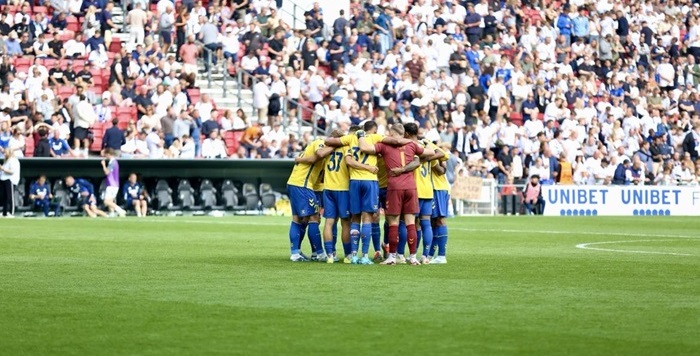 Brøndby-spillere før derbyet imod fck i Parken den 1. september 2024.