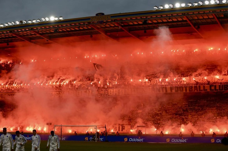 Romerlys på sydsiden på Brøndby Stadion